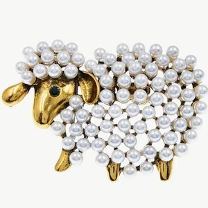 🐑 Betsey Johnson sweet pearl adorned sheep brooch 🐑